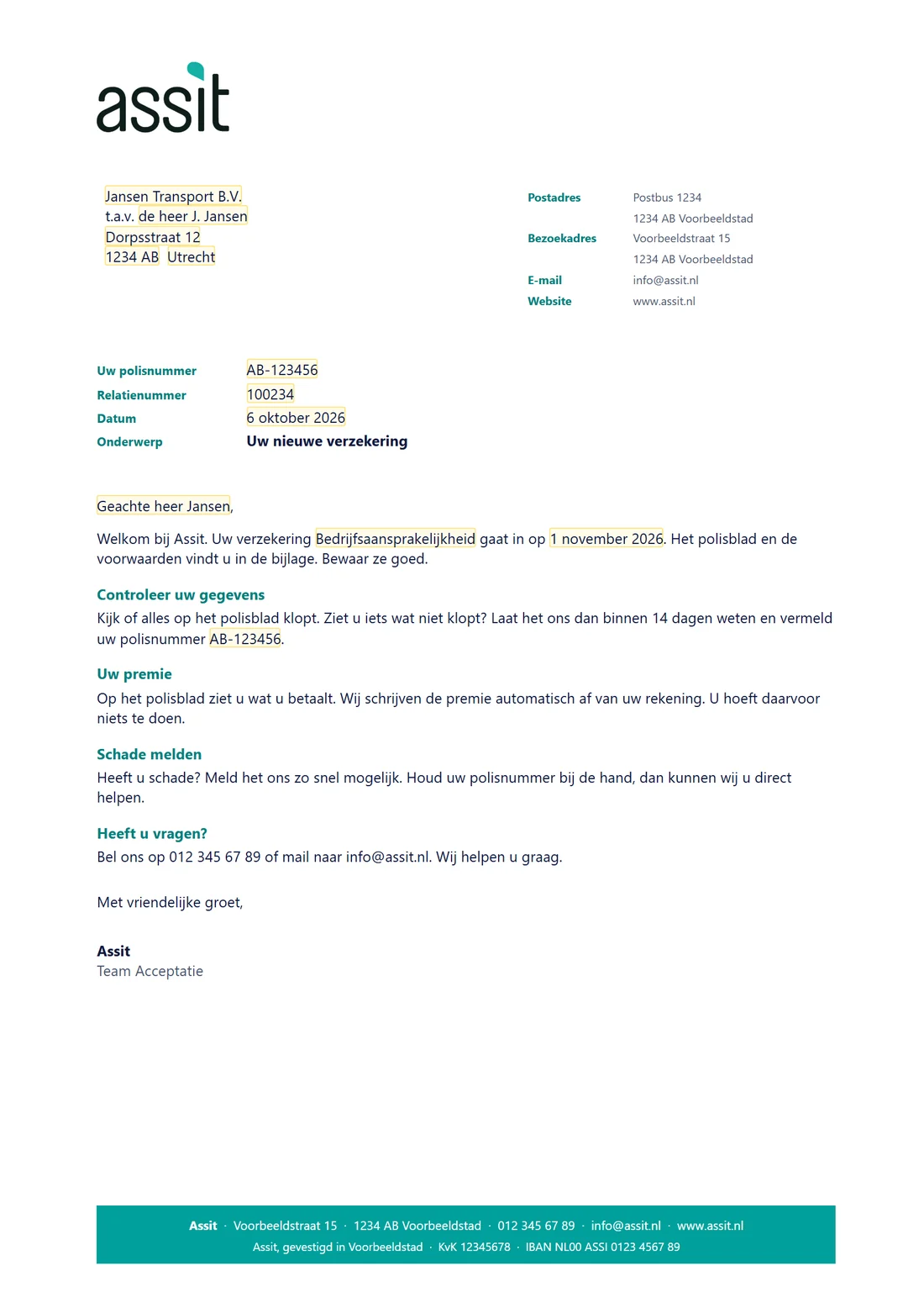 Een brief in de huisstijl van Assit zoals Assitweb hem toont: logo, adres en referenties, de tekst met de velden uit CCS Level ingevuld met voorbeeldwaarden, en een groene voetbalk met de bedrijfsgegevens